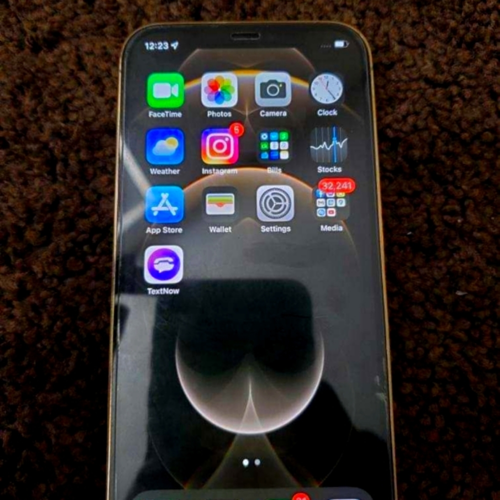 BRAND NEW Iphone NO SCUFFS OR SCRATCHES...IN A CASE WITH SCREEN PROTECTOR